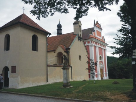 19. vedle zámku je kostel.
